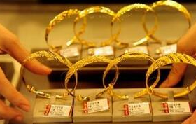 黄金售价1天1涨,黄金市场狂热背后的每日价格波动”